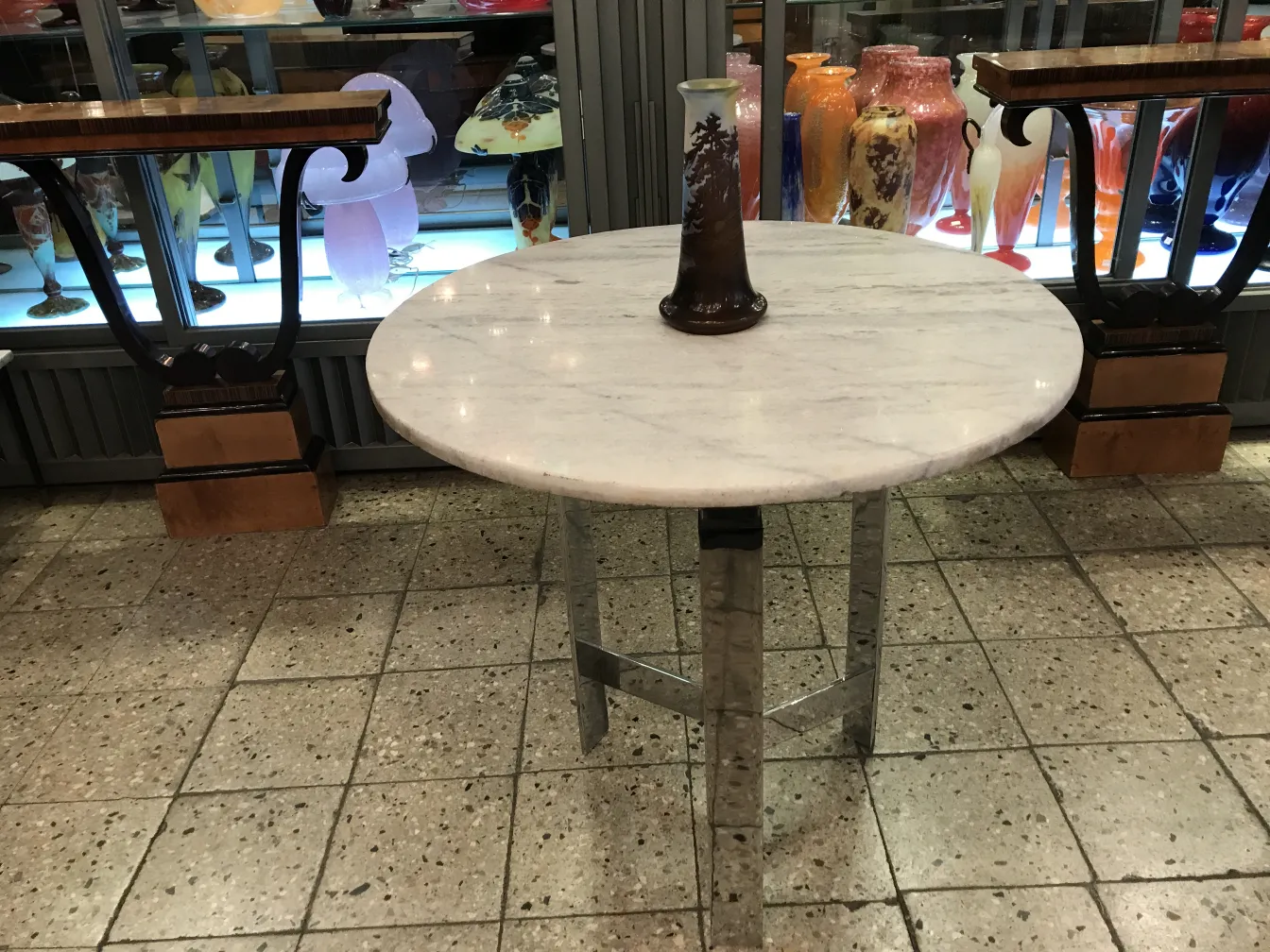 Vidro decorativo assinado por Gallé, antigo, com fundo claro