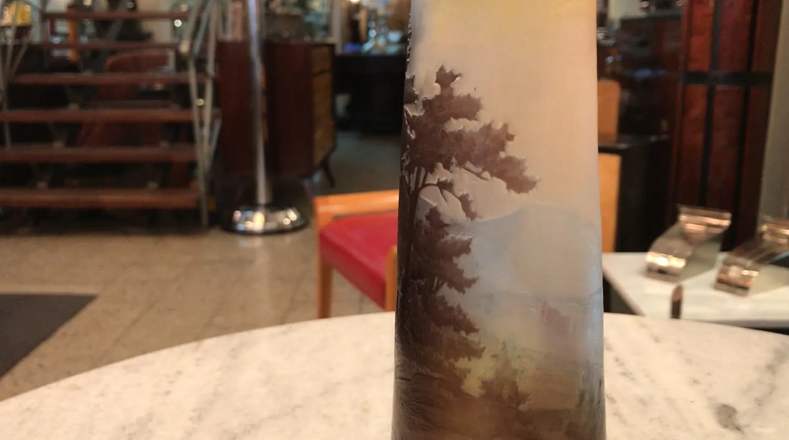 Подписанное стекло Gallé с природным ландшафтом в антикварной обстановке.