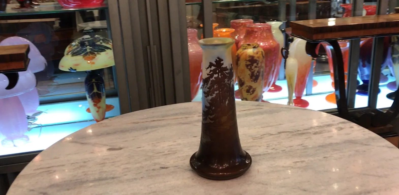 Antigüedad vidrio firmado Gallé con decoración y estilo