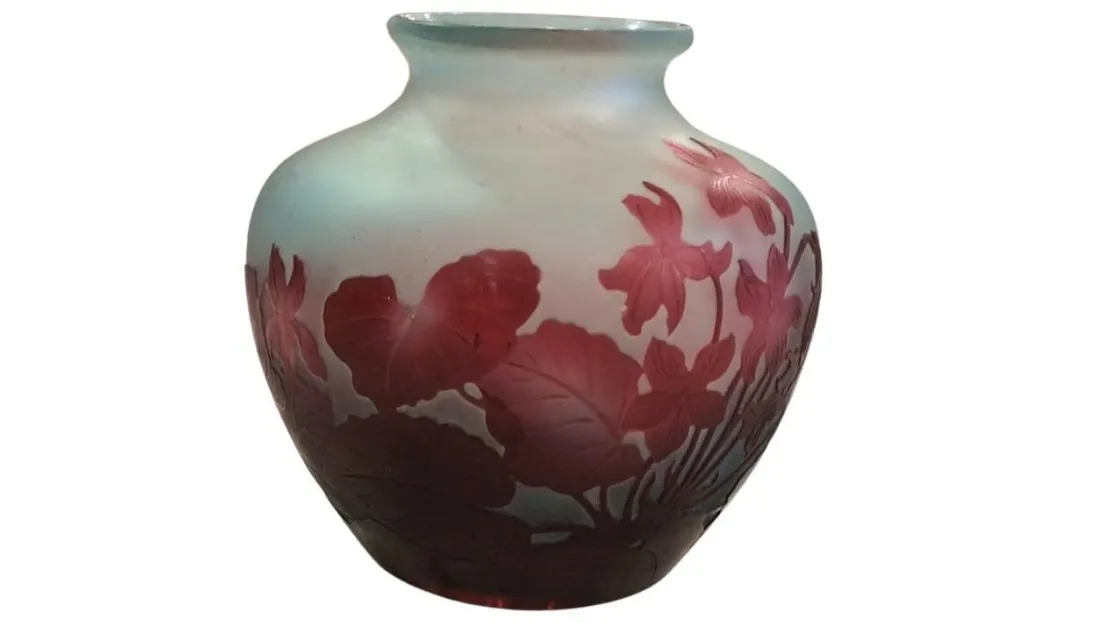 vase ancien en verre signé avec motif floral rouge