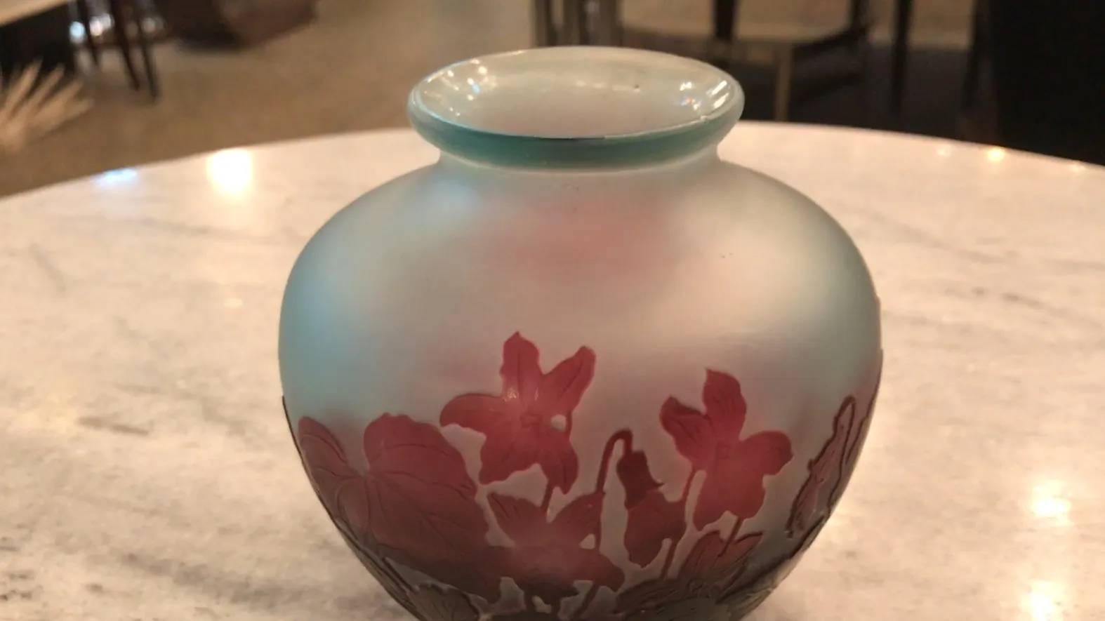 签名玻璃 gallé 具有花卉设计