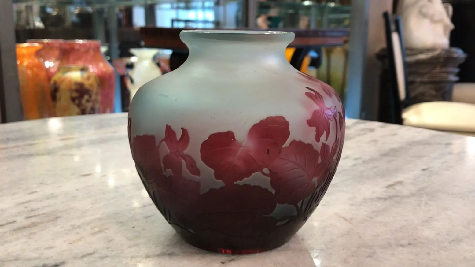 Vase en verre signé Gallé avec un motif floral en tons rouges