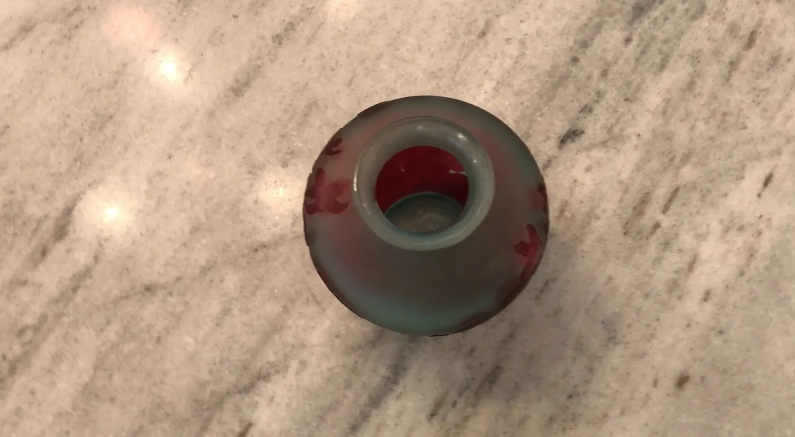 Verre ancien signé Gallé avec des décorations colorées