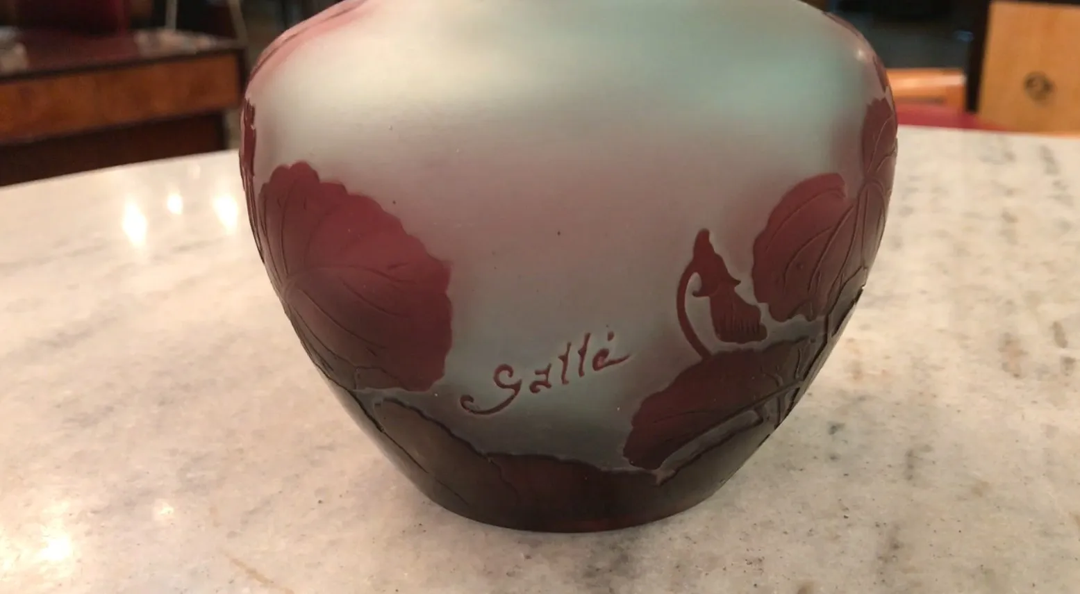 Altes signiertes Glas mit gravierten Blättern, Gallé.