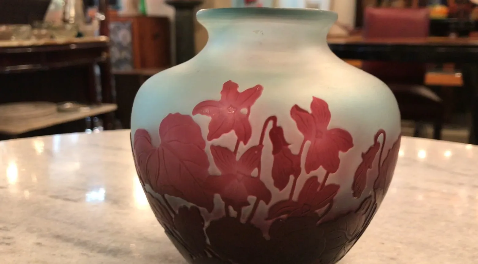 antike vase aus signiertem glas gallé mit floralen mustern