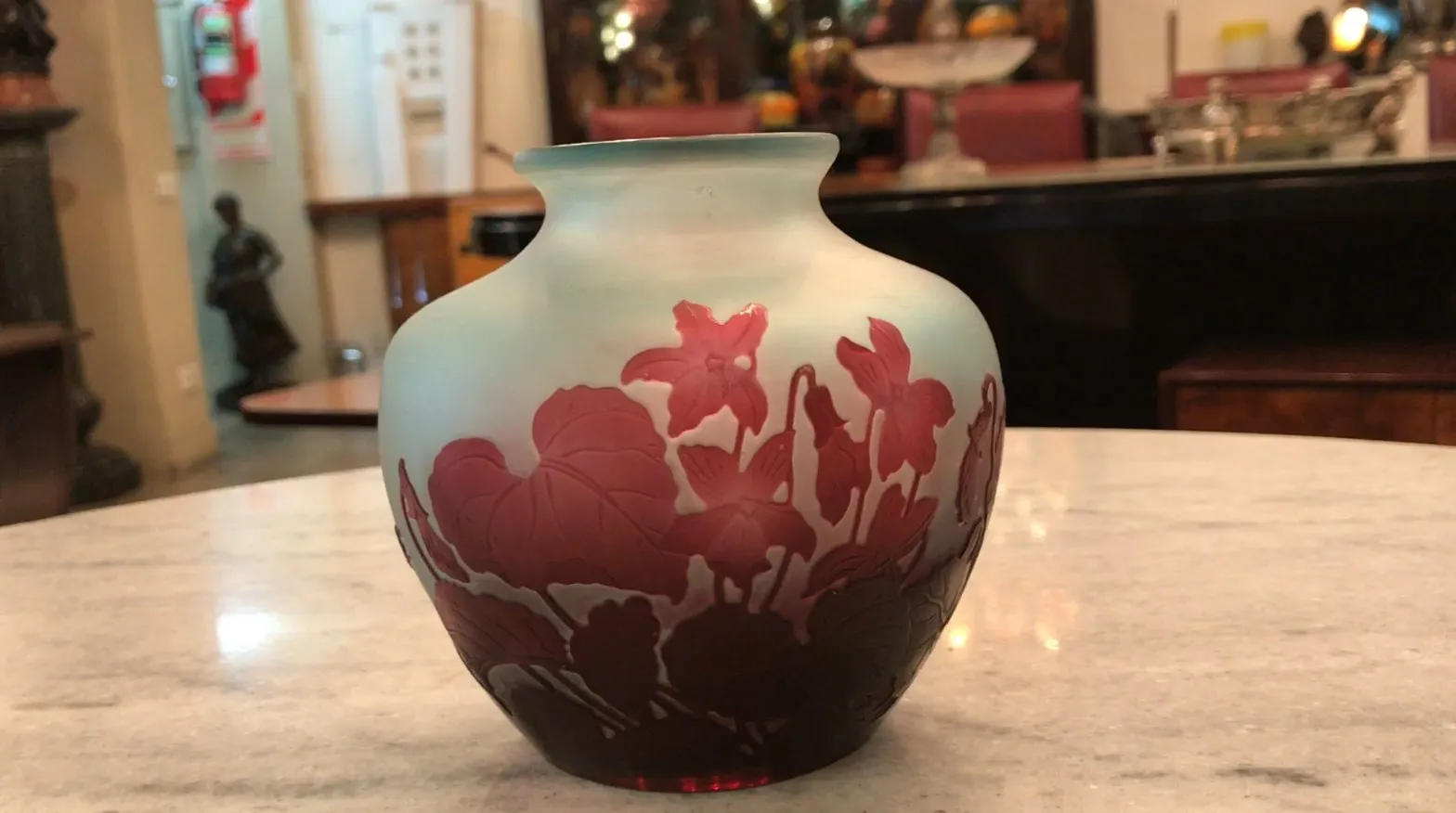 Jarrón antiguo de vidrio firmado Gallé con decoraciones florales en tonos degradé