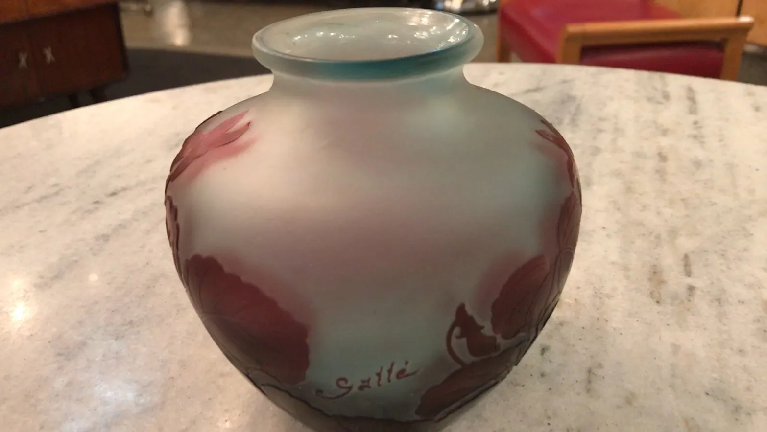 Verre signé de Gallé avec une douce décoration florale et une signature