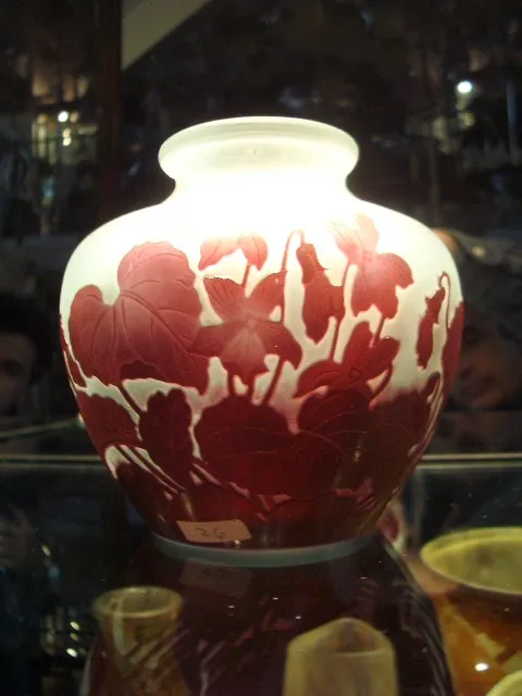 vase antigo de vidro assinado Gallé com folhas vermelhas