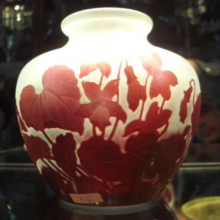 vaso antico in vetro firmato Gallé con motivi decorativi.