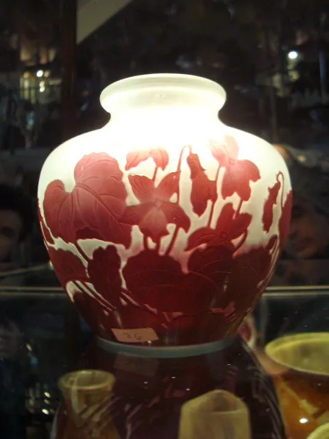 Vases anciens avec design en relief de gallé