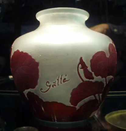 vaso antigo com design de folhas em relevo e assinatura gallé