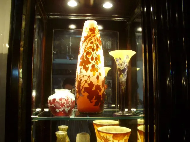 vidrio firmado gallé en vitrina con otros objetos decorativos