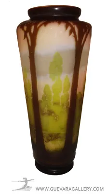 Vaso antiquariato in vetro firmato Gallé con decorazione naturale con alberi e campi.