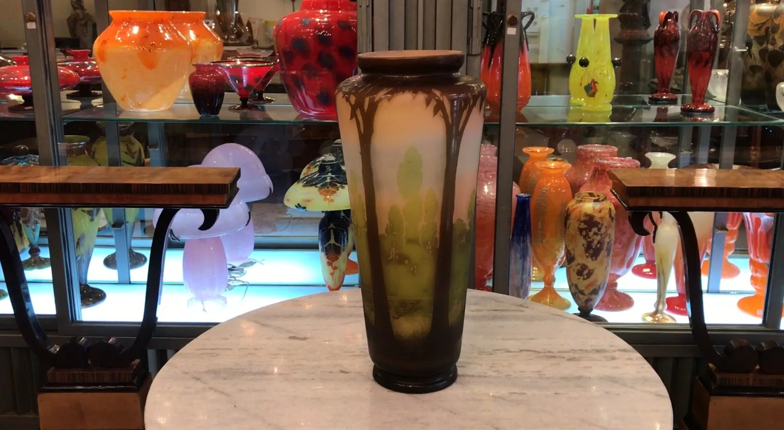 vase antico firmato gallé con design naturalistico, montagne e alberi