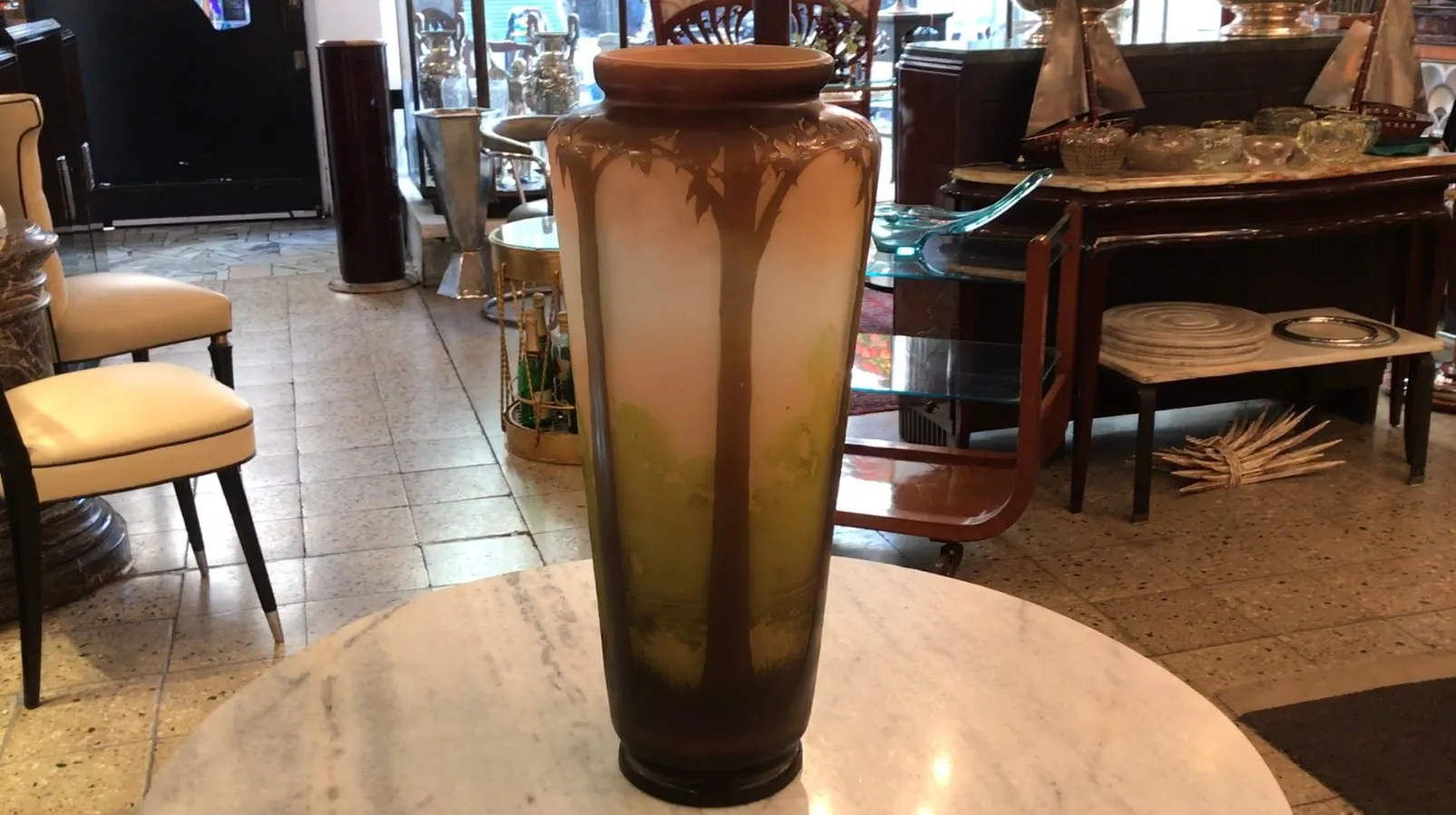 Vaso de vidro assinado Gallé com decoração natural e ambientes!