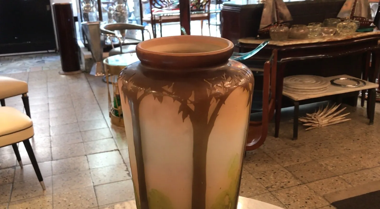 vaso antiguo firmado Gallé con decoración de hojas