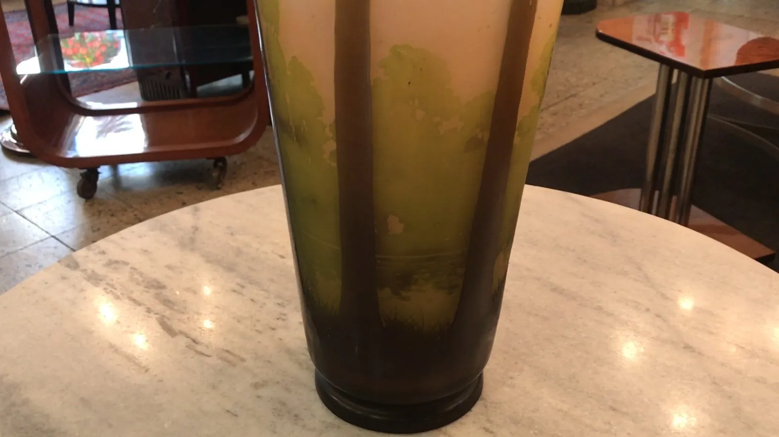 Verre signé Gallé antique avec des motifs exquis dans un cadre chaleureux.