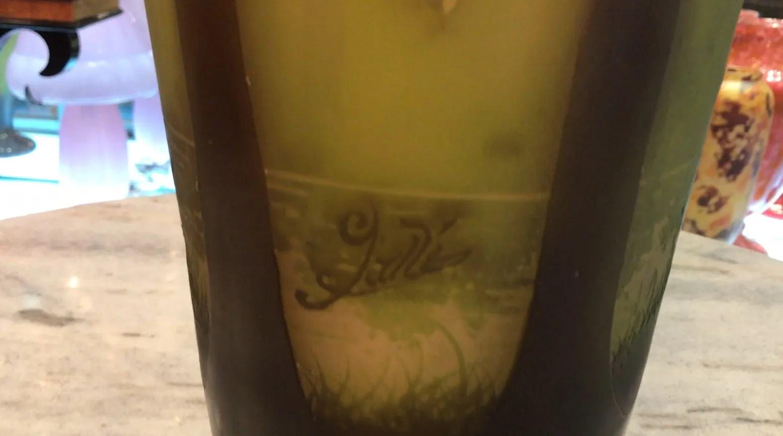 Signiertes Glas Gallé, antikes dekoratives Stück mit visuellem Muster.