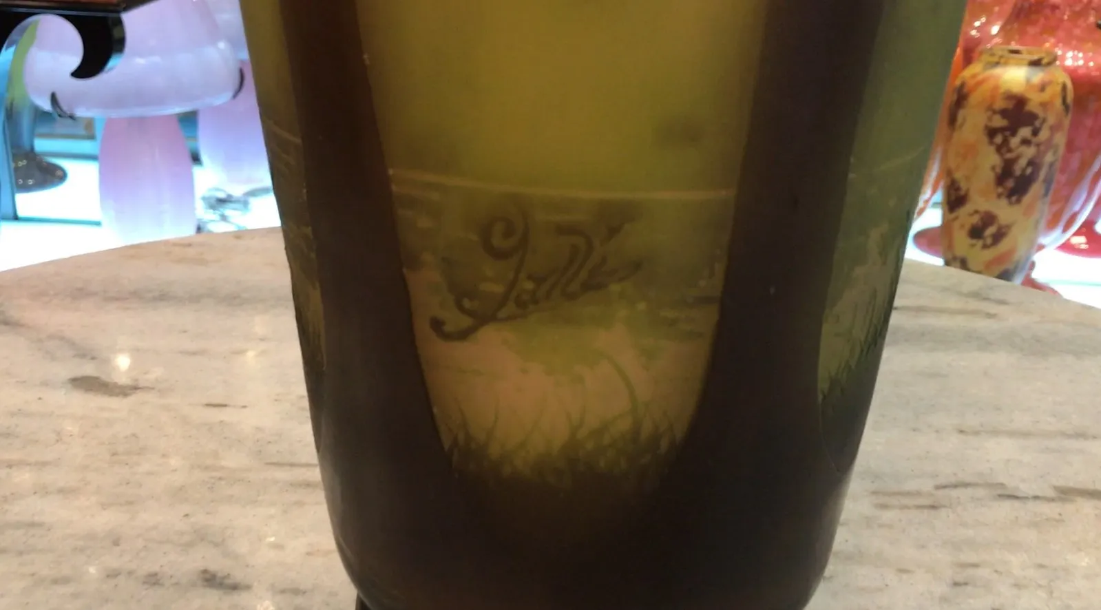 Antikes signiertes Glas Gallé mit floralem Design in Grün und Braun, eleganter Rahmen.