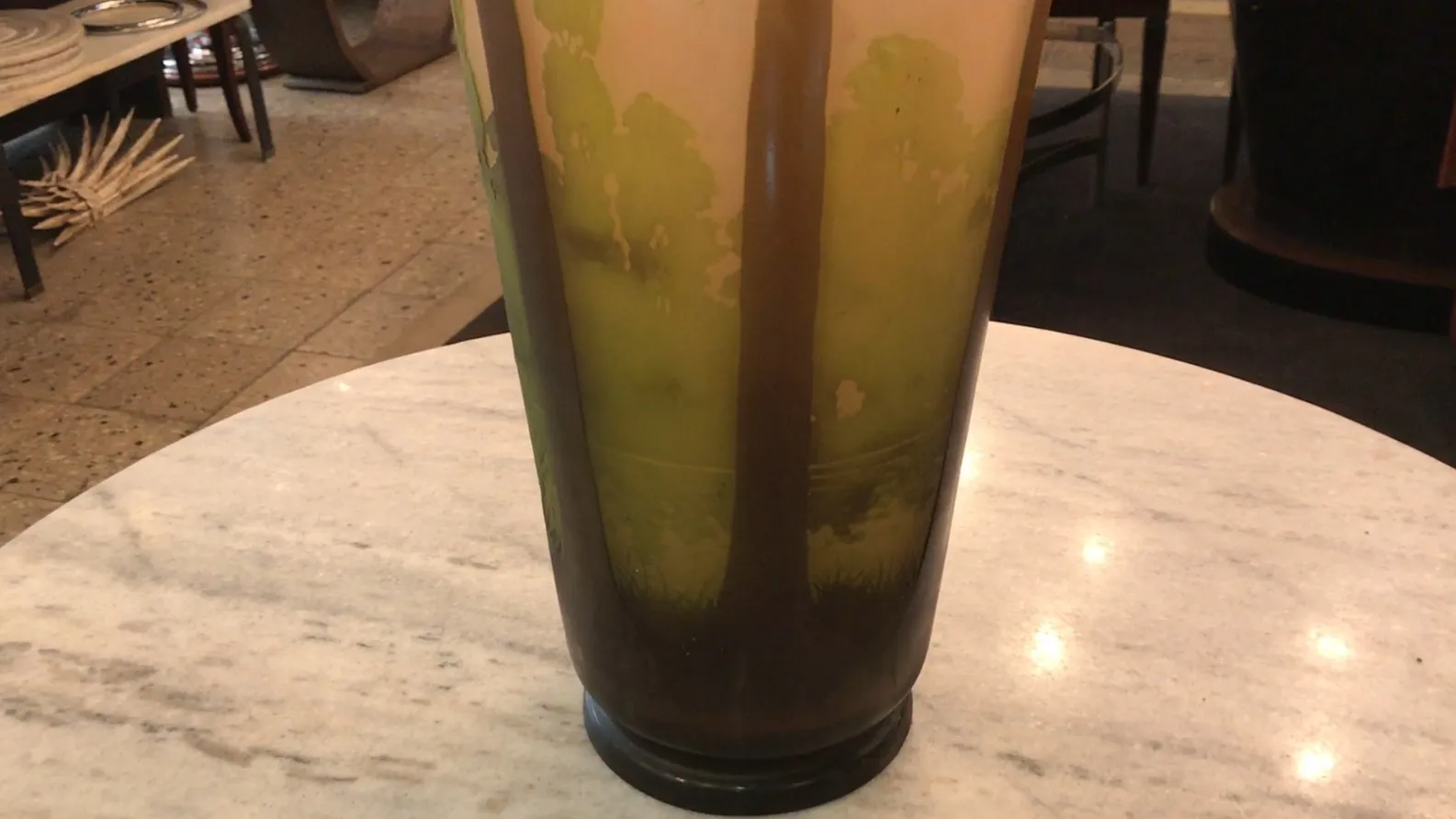 Verre signé Gallé avec décoration naturelle en vert et marron