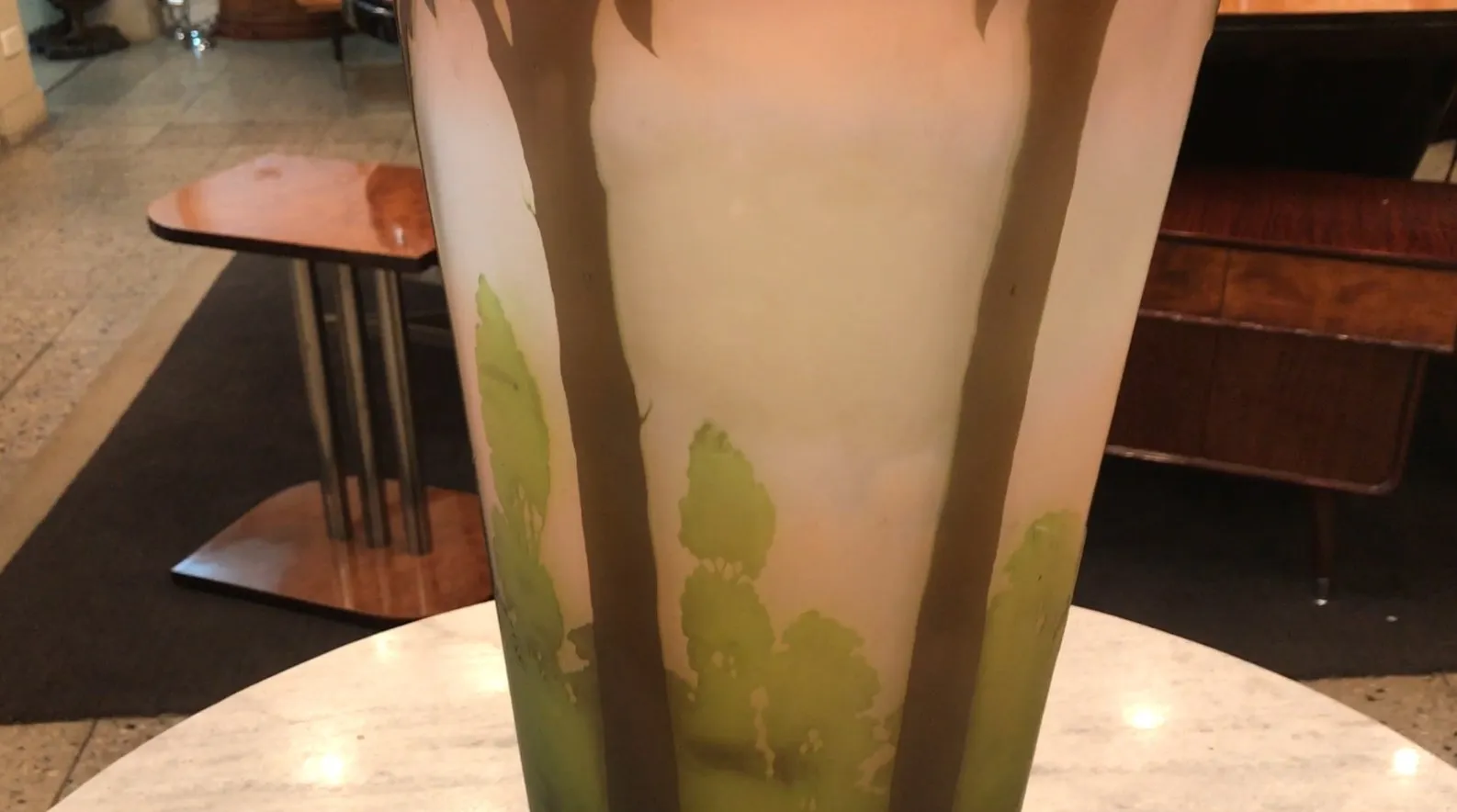 imagen de un vaso antiguo firmado Gallé con decoración de árboles y hojas verdes