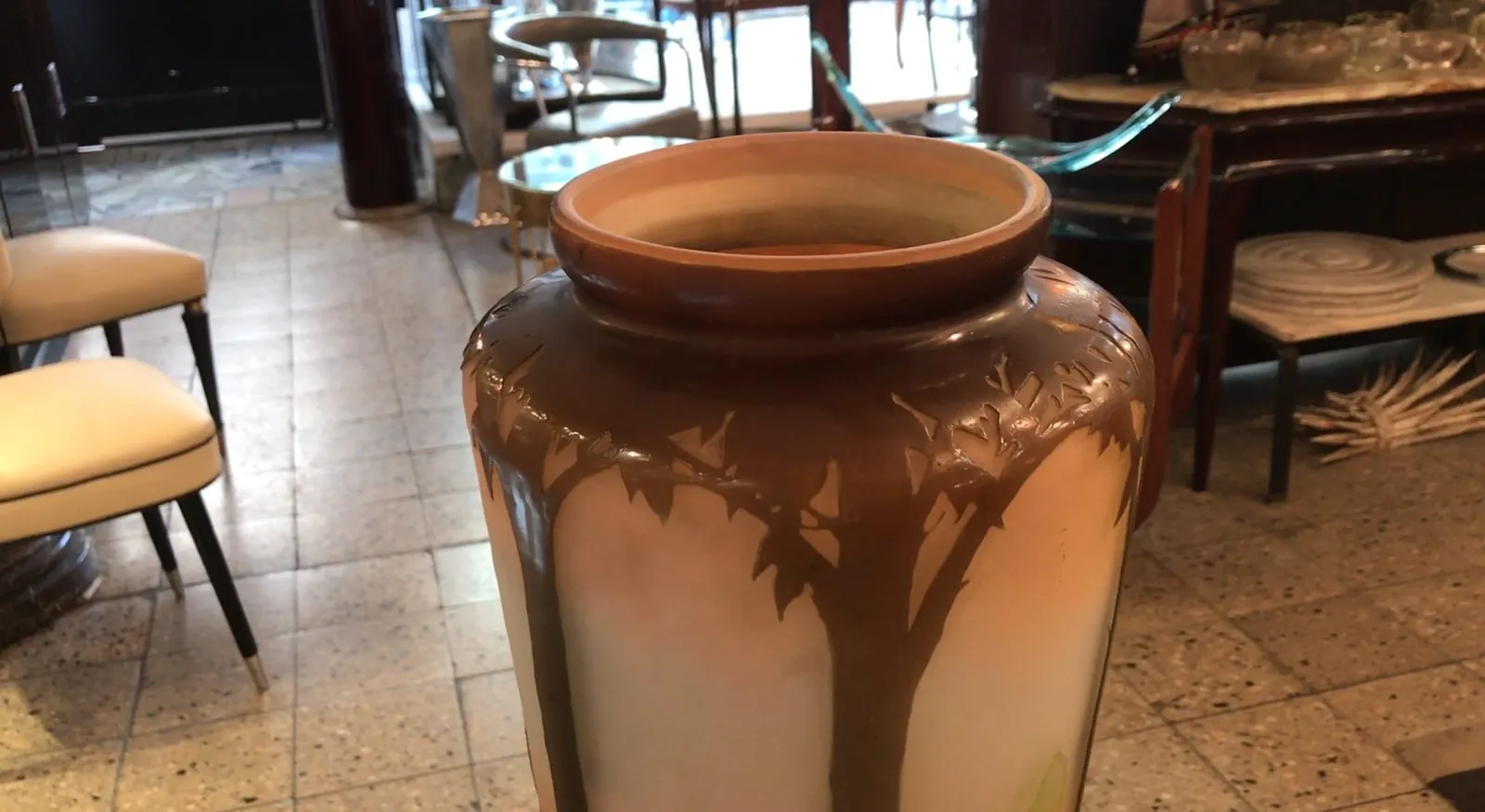 Vista de un vidrio firmado Gallé con detalles elegantes en un ambiente de antigüedades