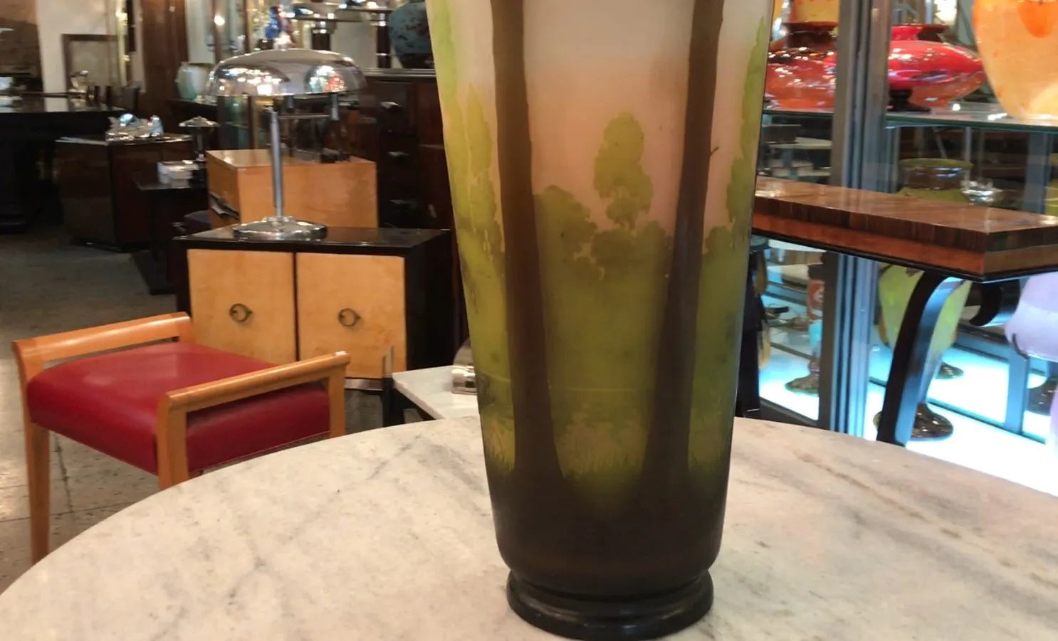 Signiertes Glas Gallé mit Baumlandschaft, antikes Ambiente