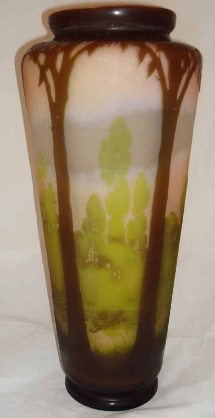 vase ancien en verre signé Gallé avec un paysage d'arbres et de nature aux tons doux