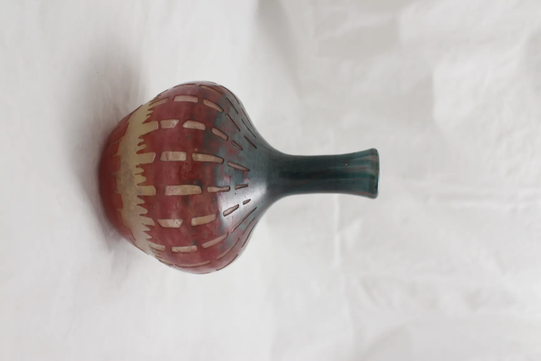 dekorativer Glas in Bonbonform mit roten und blauen Farben