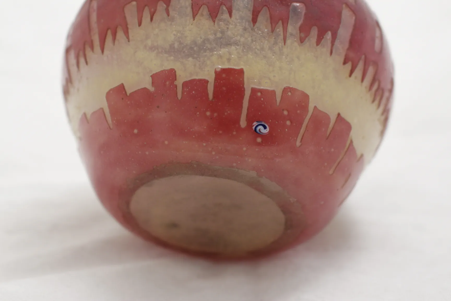 verre ancien avec motif rouge et doré, inscription visible