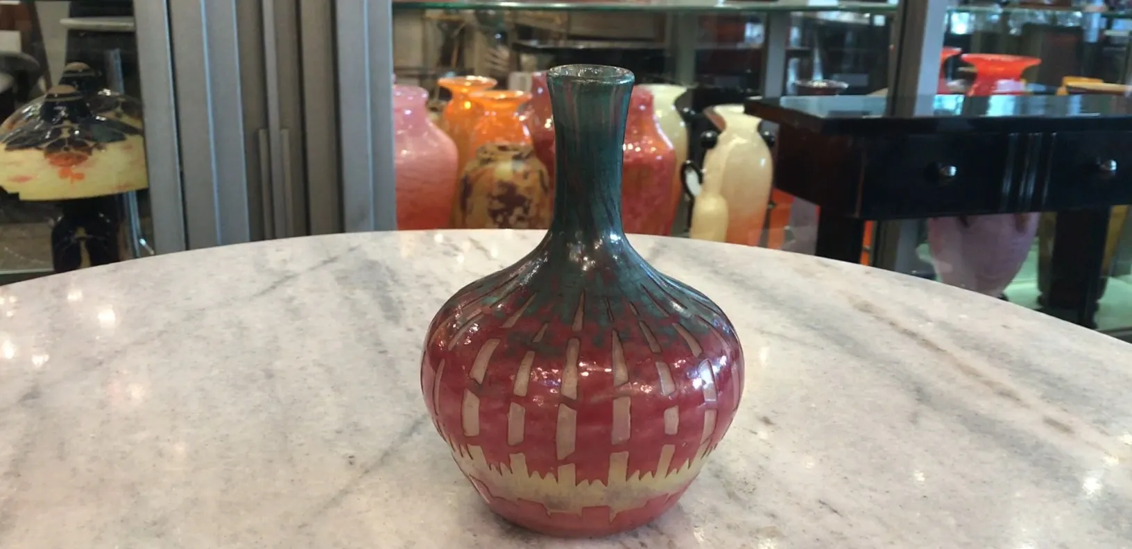 antiga garrafa decorada em tons de vermelho e verde, fundo de antiguidades