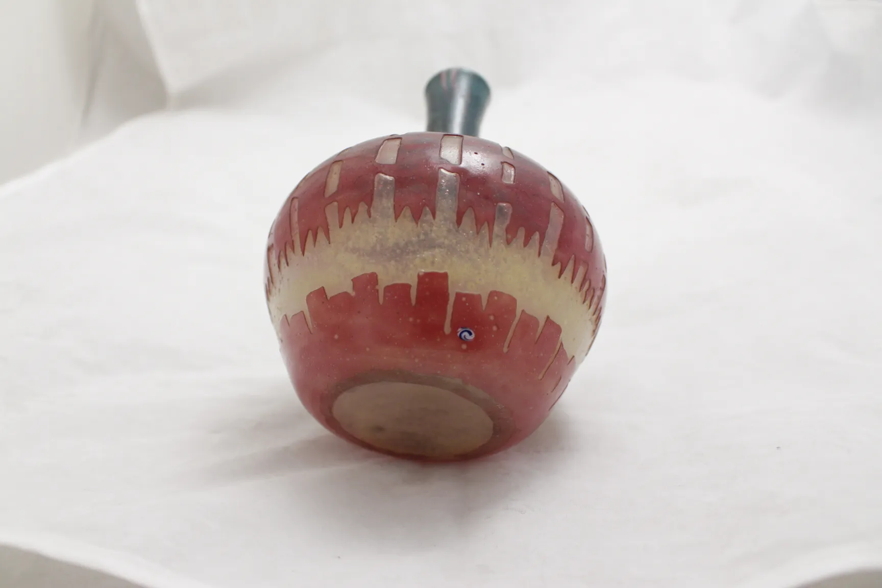 Антикварное подписанное стекло с цветными узорами и текстурами.