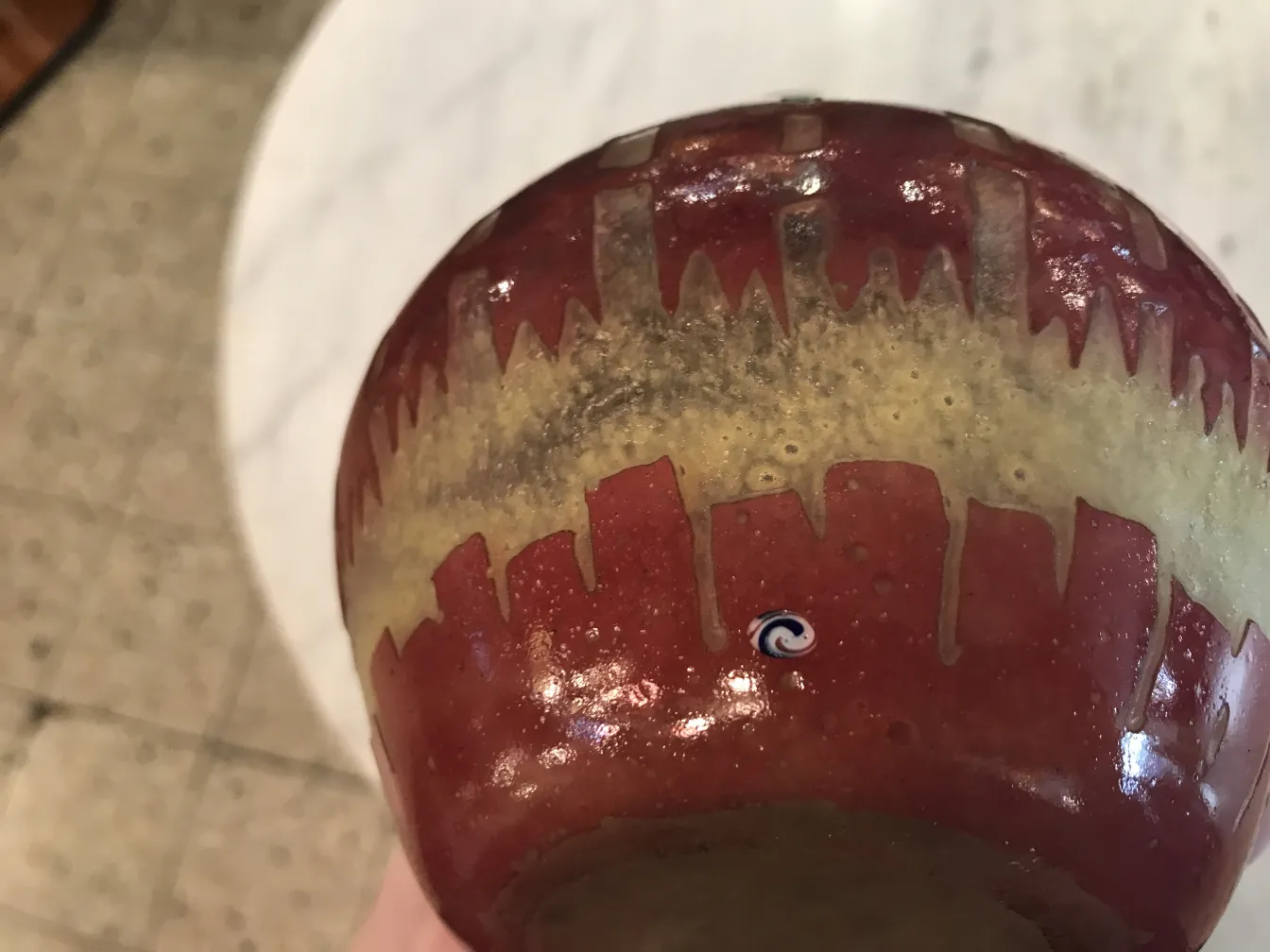 Detalhes de um vidro assinado antigo com tema de doces e bandeira francesa