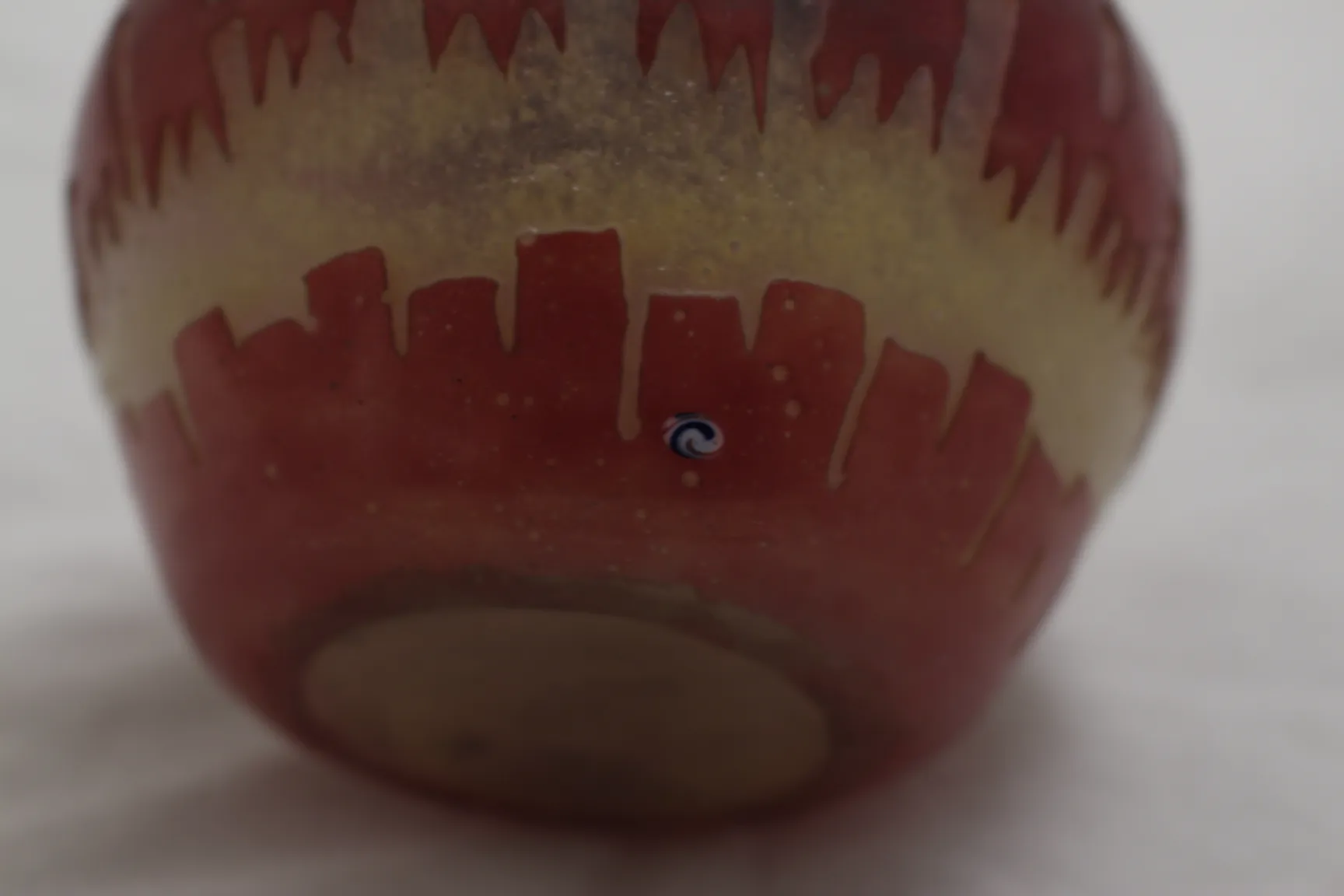 서명된 유리잔에 포함된 사탕 디자인과 프랑스 국기가 붉고 노란색으로 하얀 배경 위에 있습니다.