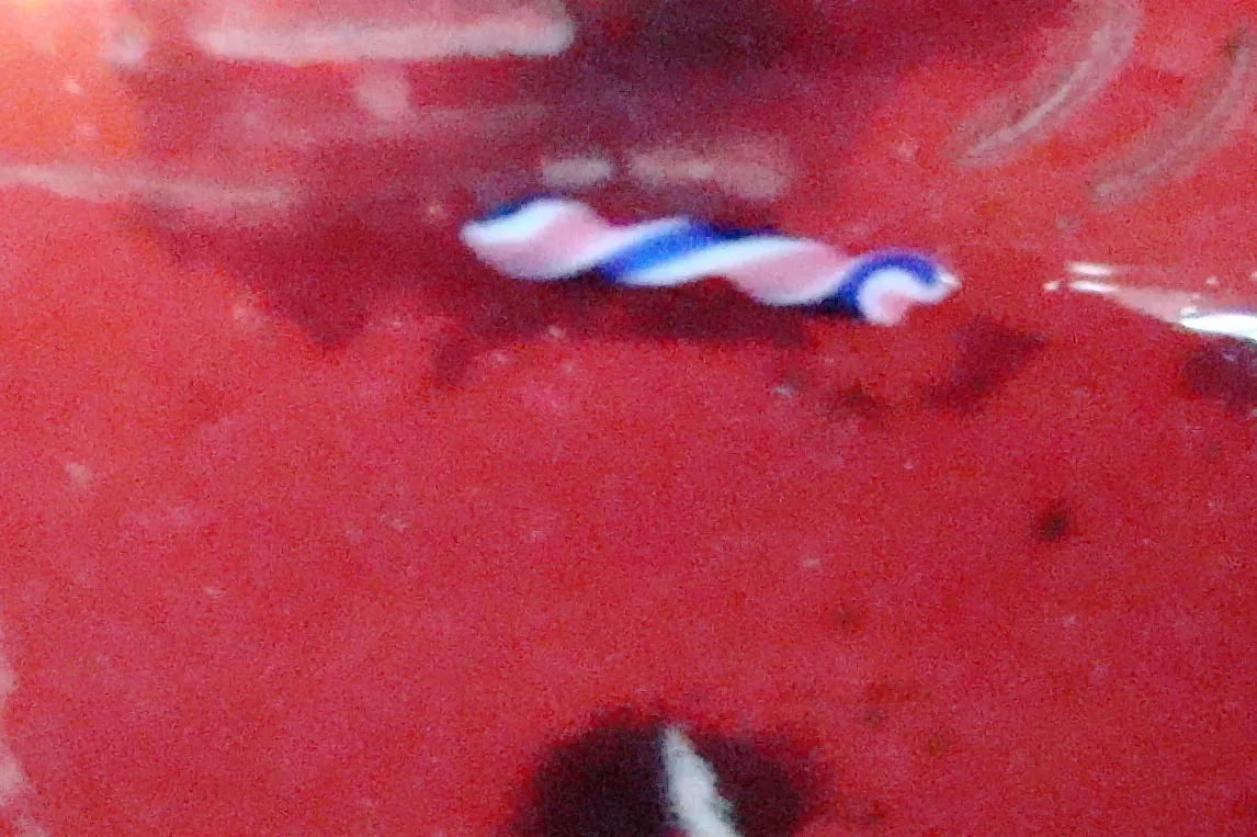 带有糖果图案和法国国旗的签名玻璃，背景为红色