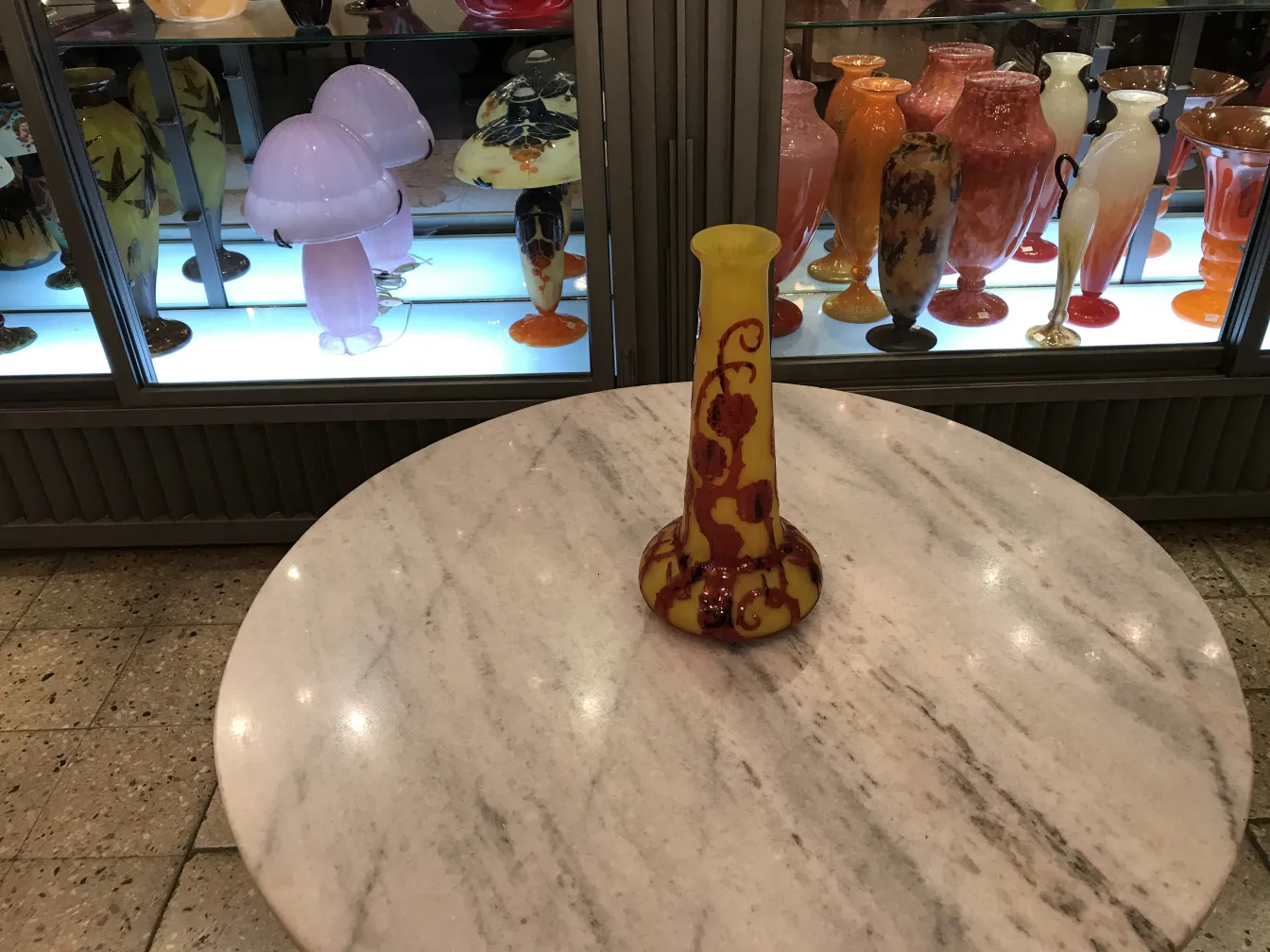 vase in vetro antico con colori vivaci e design ornato