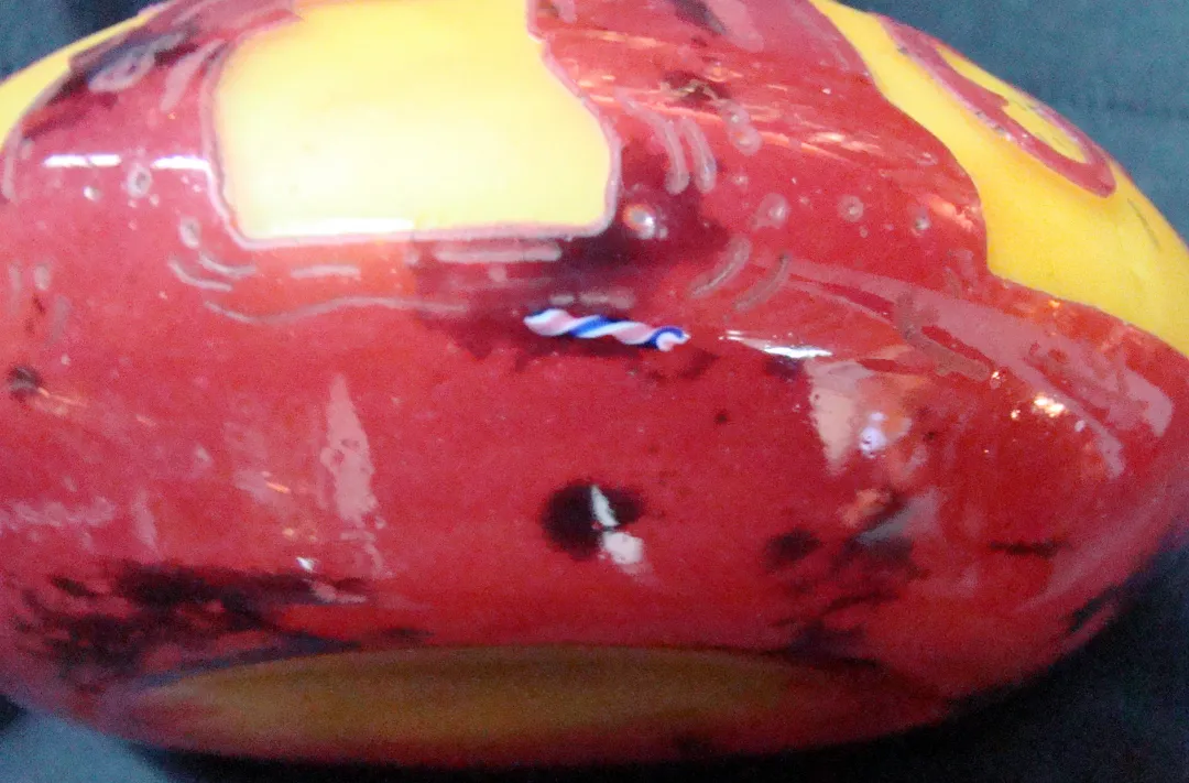 Verre antique signé aux teintes rouges et jaunes avec un motif distinctif