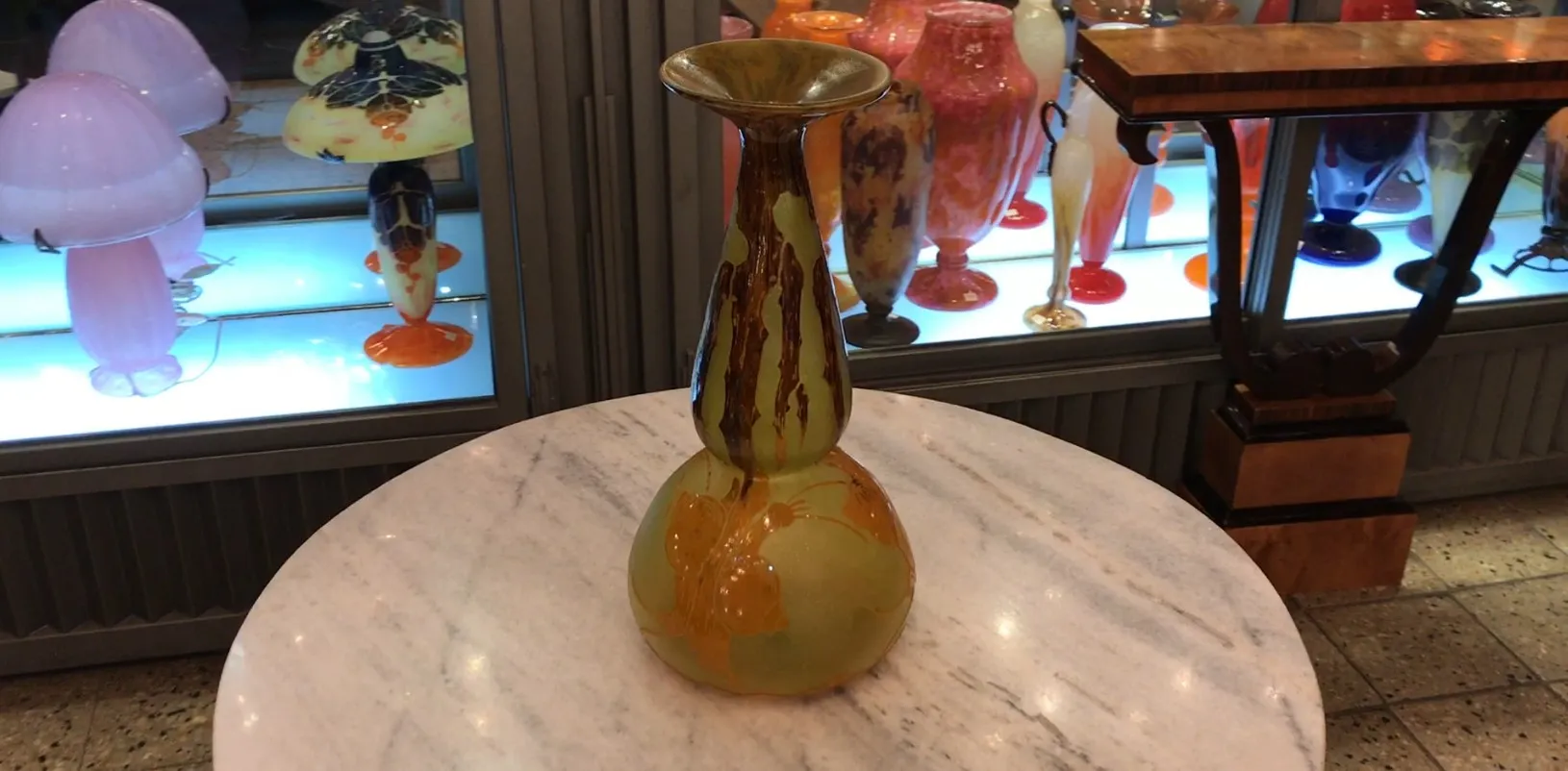 bouteille ancienne avec des motifs de berlingot ou drapeau français