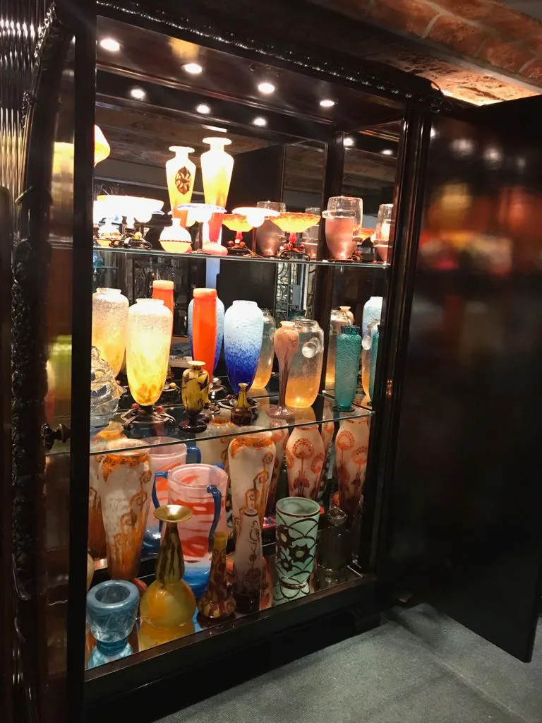 altes signiertes Glas mit Süßigkeitenmotiv und französischer Flagge in Vitrine