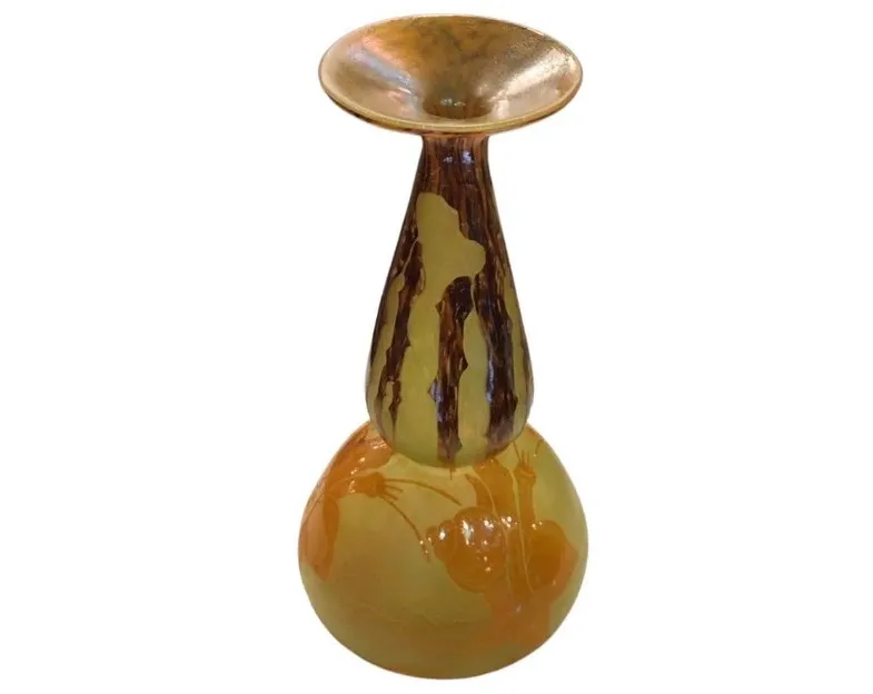 bellissimo vaso con forma elegante e dettagli colorati di caramelle e bandiera francese, antichità unica