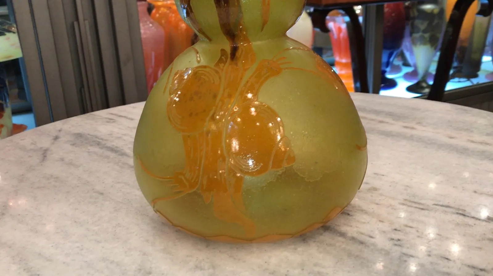 Vidro assinado com design de doces e elementos da bandeira francesa em um ambiente antigo