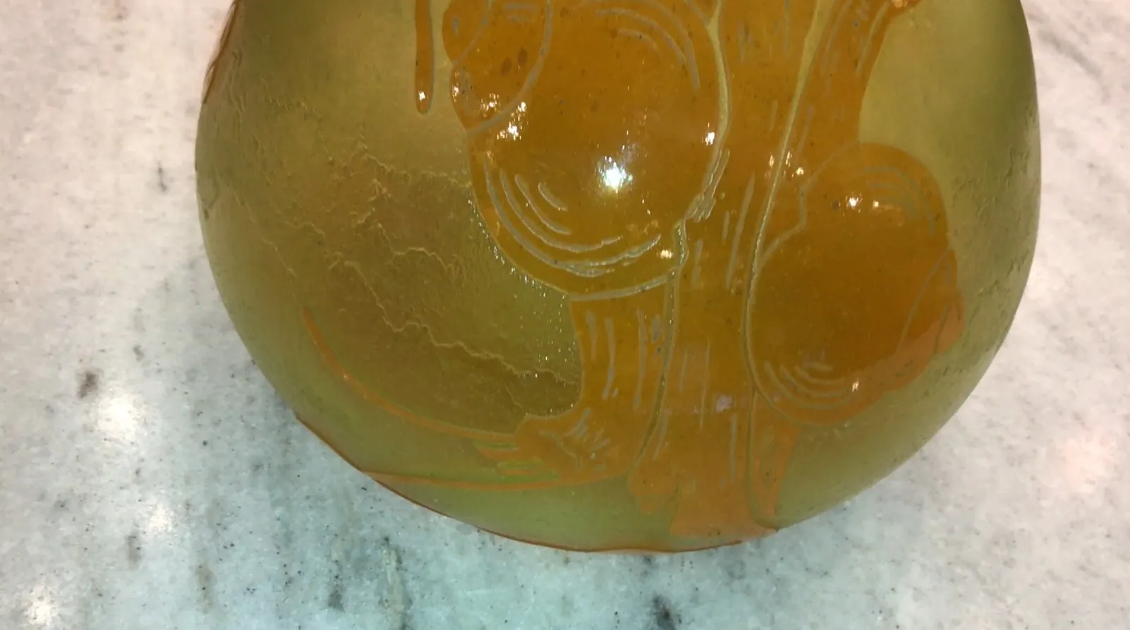 Antikes signiertes Glas mit Süßigkeiten und französischen Flaggen-Elementen.