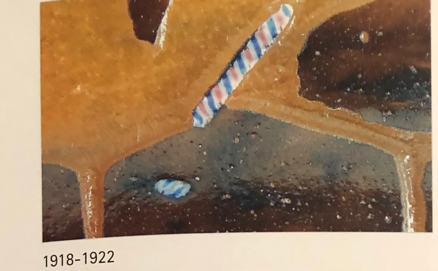 고대 유리잔에 파란색과 빨간색으로 서명