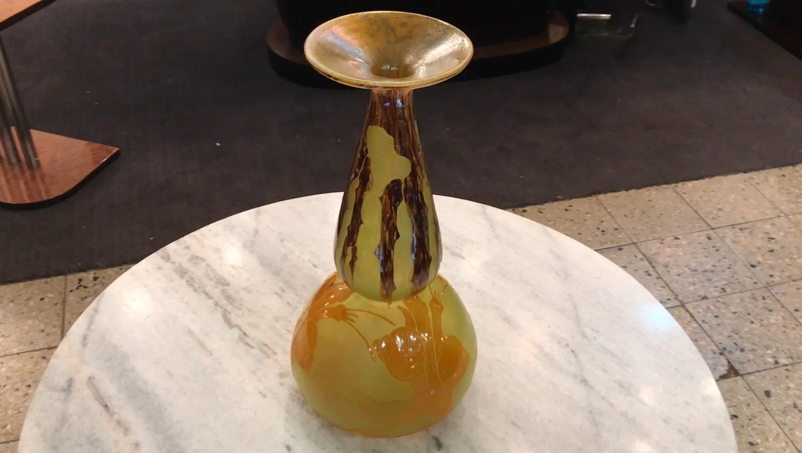 Antike Vase mit signiertem Glas, das ein Design von Süßigkeiten oder französischer Flagge in gelb und braun zeigt.