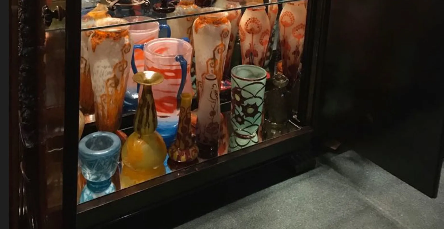 Verre signé avec des bonbons et drapeau français en fond sombre