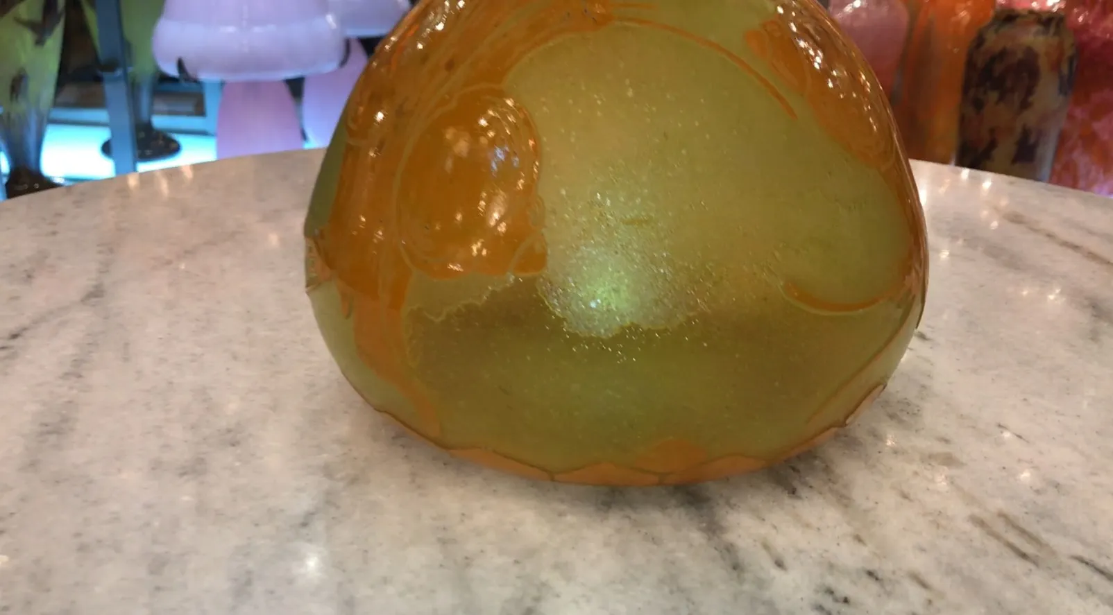 verre signé aux tons jaunes avec des détails de berlingots