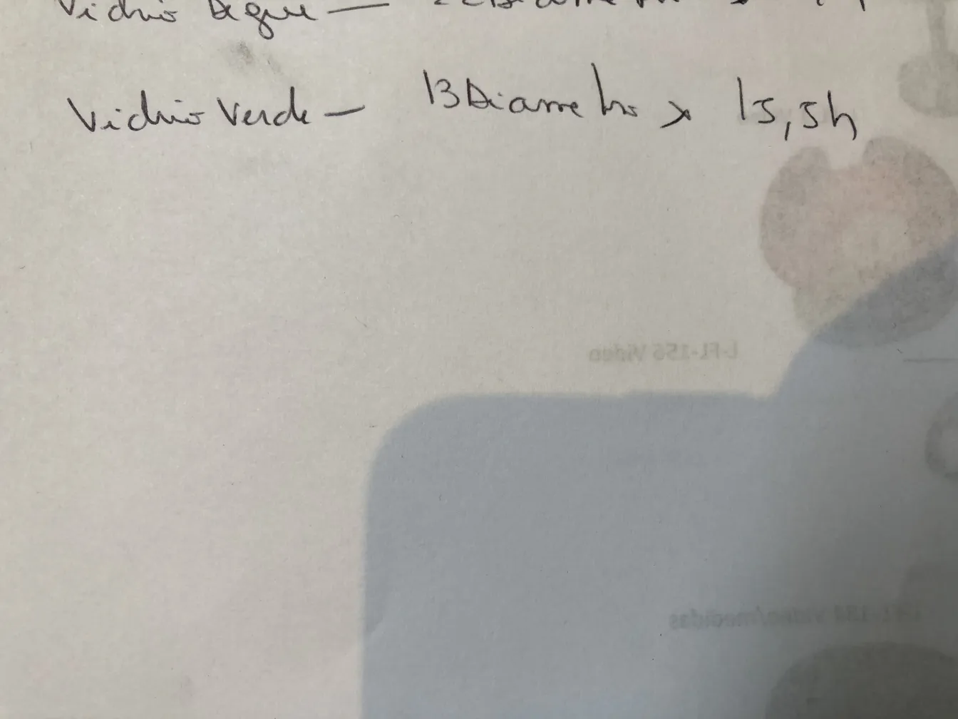 Antikes signiertes Glas mit sichtbaren Details, einfache Umgebung