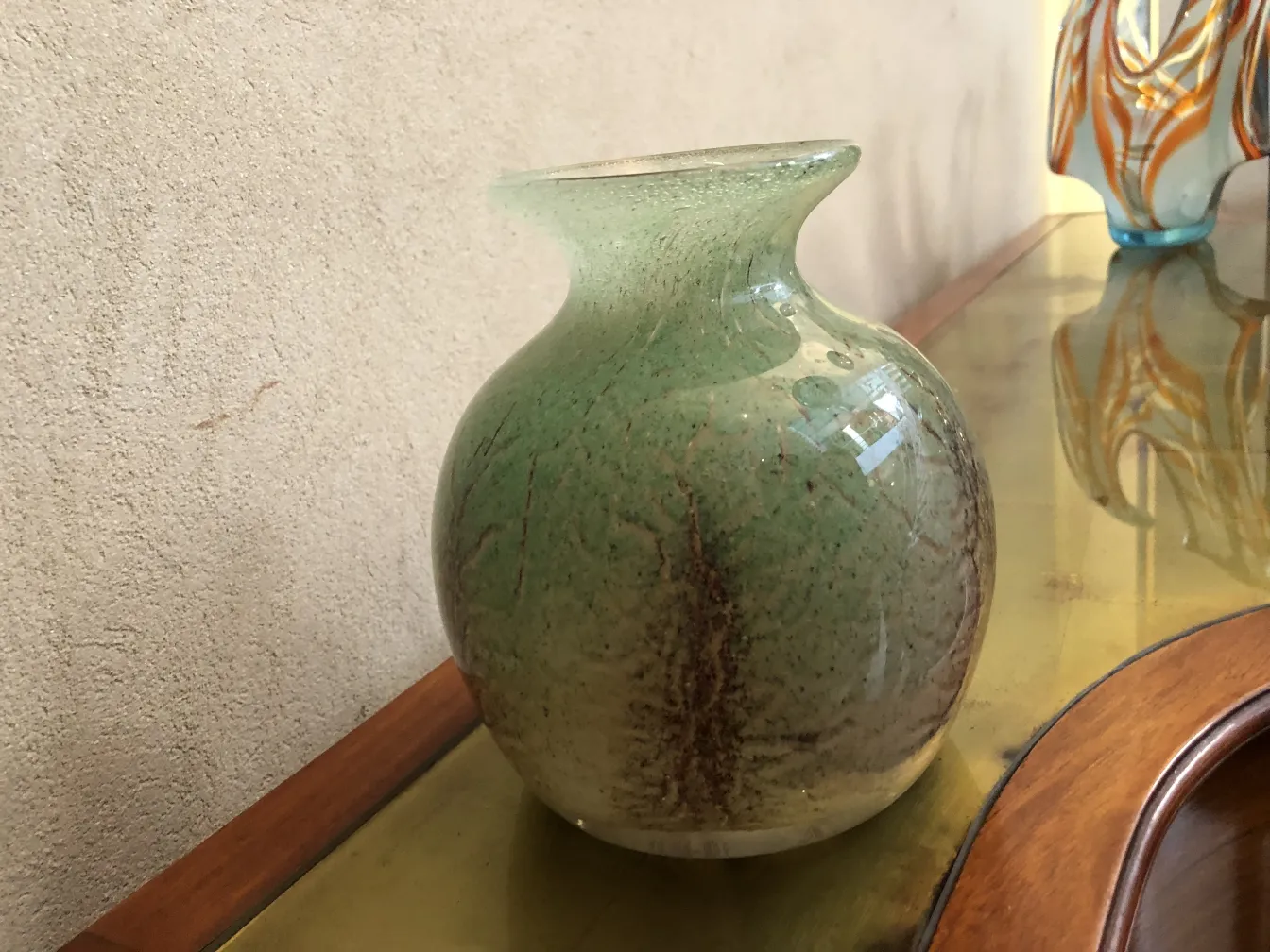 jarrón antiguo verde con detalles decorativos