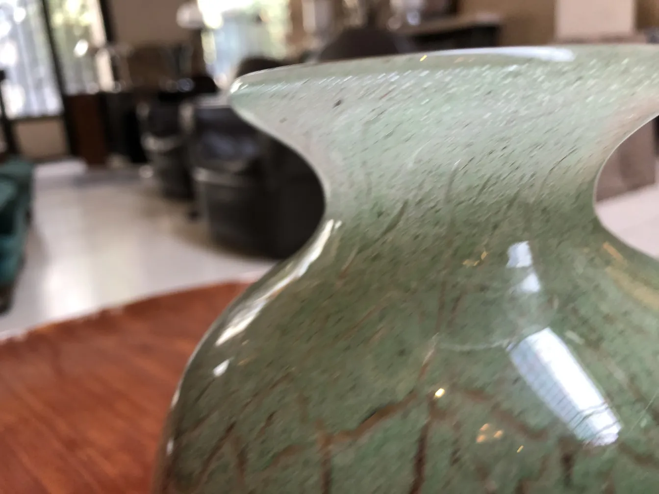 vase en verre ancien avec signature, atmosphère chaleureuse