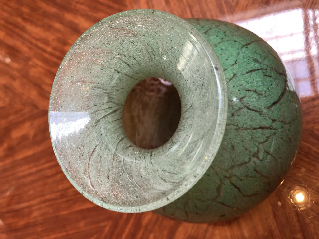 从上面看签名的绿色玻璃，细节清晰。